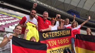 Jubel in Doha: Petra Mihambo-Fichtner (4. v.r.) feierte nach dem Erfolg ihrer Tochter Malaika in bester Laune mit den Clubkollegen des TSV Oftersheim.