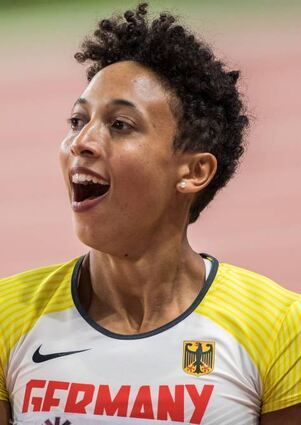 Das ist der Moment, als Malaika Miham-bo ihre Weite von 7,30 Meter liest, die ihr die Goldmedaille (l.) bringt .