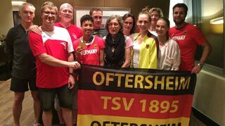 Im Hotel treffen die Oftersheimer auf ihre Weltmeisterin Malaika Mihambo (4. v. l.) und deren Trainer Ralf Weber (dahinter). Dabei sind Heinrich Braun (v. l.), Markus Lauff, Jochen Kühnle, Malaikas Mutter Petra Mihambo-Fichtner, Christine Braun, Maike Braun, Ines Lauff, Anne Braun und Sören Eisenhofer.