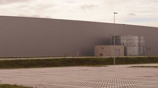 Auf dem großen Parkplatz des Logistikzentrums der „21sportsgroup“ (im Vordergrund) steht gestern nicht ein Fahrzeug – der Parkraum am Verwaltungsgebäude (l.) reicht bei derzeitigem Betrieb völlig aus.