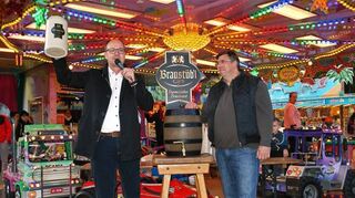 Mit dem traditionellen Fassbieranstich läuten Bürgermeister Gunther Hoffmann und Schausteller Markus Schneider das Kerwetreiben ein.