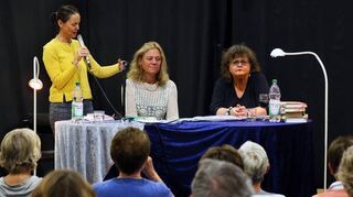 Beim Herbstleseabend in der Stadtbibliothek gibt es Literaturempfehlungen von Barbara Hennl-Goll (v. l.), Katja Breitenbücher und Dagmar Krebaum.