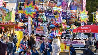 Die Herbstmesse mit ihren vielen Attraktionen zieht bei schönem Wetter bereits am Eröffnungsnachmittag zahlreiche Besucher auf den Festplatz. Es herrscht Betrieb in den Gassen zwischen den Fahrgeschäften und Buden.