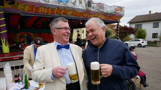 PCC-Vorsitzender Hans-Peter Rossrucker (l.) und "Wärtschaft"-Wirt Volker Seitz bei der Kerweeröffnung.