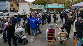 Zur Kerweeröffnung werden eineig Besucher auf dem Festplatz willkommen geheißen, die sich den fröhlichen Auftakt mit gleich zwei Regentinnen nicht entgehen lassen wollen.