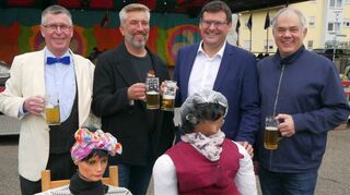 PCC-Vorsitzender Hans-Peter Rossrucker (v.l.), Rummelplatz-Beschicker Stefan Bunk, Bürgermeister Nils Drescher und „Wärtschaft“-Wirt Volker Seitz mit den beiden Kerweschlumpeln.