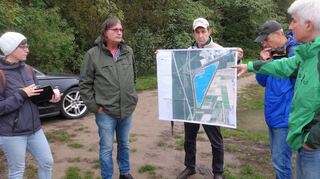 Die Greenpeace-Vertreter Tanja Kaufmann (v. l.) und Volker Ziesling lassen sich von Nikolaus Eberhardt, Heinz Eppel und Matthias Ihrig vom Umweltstammtisch die Sachlage erklären.