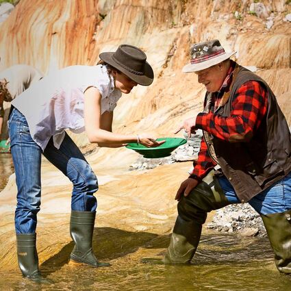 Gold waschen im Rhein – macht nicht reich, aber dafür Spaß.