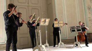 Musik wie zu Zeiten Carl Theodors: Den Schlusspunkt des Rundgangs setzen die Musiker Christoph Rox (v. l.), Georg Lustig, Christoph Müller, Clémence Apffel-Gomez und Mirjam Rox mit Werken von Komponisten der Mannheimer Hofkapelle.