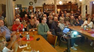 Die Besucher der Veranstaltung im „Blauen Loch“ sind sich einig: Kein Kiesabbau im Gewann Entenpfuhl. 106 Anwesende gründen eine Bürgerinitiative.