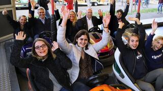 Spaß mit der Jugend im Autoscooter haben Spargelkönigin Janine Renkert (vorne l. ) die Stadträtinnen Sarina Kolb (2. v. l.) und Jacqueline Koch-Mattern (hinten v. l.), Bürgermeister Matthias Steffan, Kerweorganisatorin Conny Clark und Stadtkämmerer Manfred Lutz-Jathe.