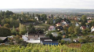 Vom 211 Meter hohen Wartturm oberhalb des Ratsweinbergs hat man einen Blick auf Weinböhla – und bei klarer Sicht auch bis ins Elbtal nach Radebeul und Meißen.