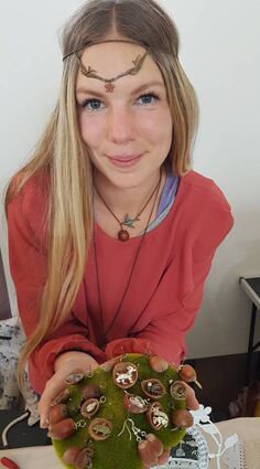 „Fraeulein Unwirsch“ alias Anne Pagalies bietet Schmuck aus Haselnüssen an.