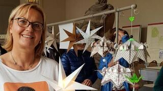 Melanie Jungmann-Görner aus Plank-stadt lädt zum Origami-Workshop ein.