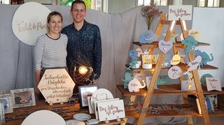 Filigrane Holzschriftzüge, -sprüche und -namen aus Viernheim: „Licht & Poesie“ heißt die Marke von Senka Höhnke, die mit Ehemann Steffen beim Designmarkt in Schwetzingen weilt. Das Holz für ihre Arbeiten kommt aus dem Odenwald.