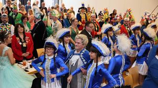 Eskortiert von seiner Garde zieht der neue Churfürst Stefan Rinklef ins gut besuchte Lutherhaus ein. Die Abordnungen befreundeter Vereine samt Prinzessinnen machen dem närrischen Regenten ihre Aufwartung.