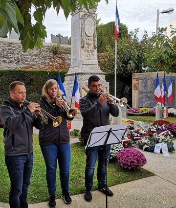 Albert Stieger (v. l.), Melanie Bummel und Matthias Wehner auf dem Friedhof.