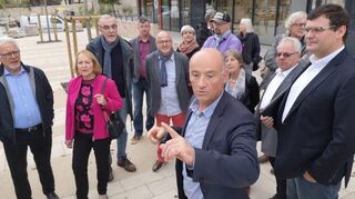 Frédéric Lafforgue (M.), Bürgermeister von Castelnau, zeigt den deutschen Gemeinde-räten das neue ökologische Viertel.