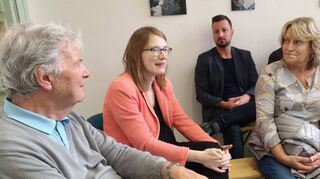 Nadine Gruner (2. v. l.) ist Leiterin des „Maison de Heidelberg“ in Montpellier. Gemeinsam mit Dr. Wolfgang Meyer (l.) sprach sie mit den Plankstadtern über die Zukunft von deutsch-französischen Städtepartnerschaften.
