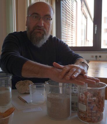 Hand drauf: Florian Knappe (ifeu) hat die Betonzutaten aufgebaut – bei der Rezeptur kann man auch recycelte Gesteinskörnungen zugeben.