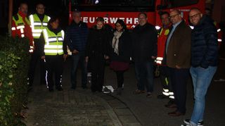 Die Teilnehmer der Notfallwegefahrt machen sich ein Bild von der Situation: Feuerwehrkommandant Rüdiger Laser (v. l.), Michael Fischer und Andrea Markus (beide Gemeindevollzugsbedienstete, die Gemeinderäte Peter Pristl und Silke Seidemann, Kathrin Beier vom Ordnungsamt, Gemeinderat Jens Rüttinger, der stellvertretende Feuerwehr-Kommandant Andrea Daniel, Bürgermeister Jens Geiß und Ordnungsamtsleiter Dennis Wiedemann.