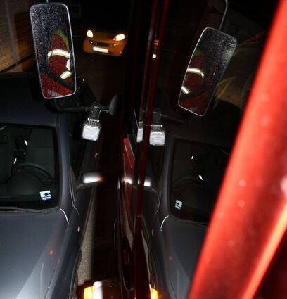 Ein Blick von oben: Manchmal trennen Feuerwehrwa-gen und Auto nur wenige Zentimeter voneinander.