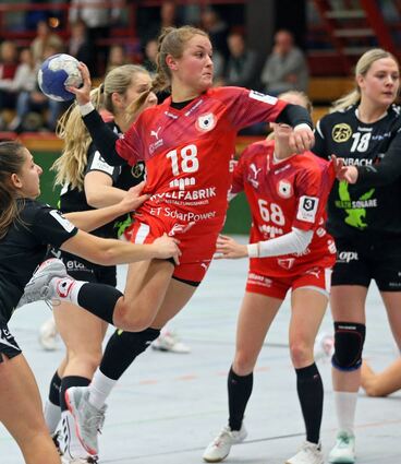 Ziehen und zerren – Pia Büßecker, die für die Ketscher Junior-Bären zwei Tore gegen TSG Ober-Eschbach beisteuerte, ist hier nicht mehr aufzuhalten.