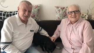 Günter (l.) und Margita Zund verbringen viel Zeit mir ihrem Enkelkind Vanessa und ihrem anderen „vierbeinigen Enkel“, der Hündin „Lola“.