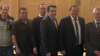 Verbandsrechner Volker Müller (v. l.), Marcus Kube und Thomas Wünsche vom Wasserwerk, Verbandsschriftführer Reiner Lenz, Bürgermeister Stefan Weisbrod, Oberbürger-meister Marcus Zeitler, Bürgermeister Gunther Hoffmann und Bürgermeister Uwe Grempels bei der Verabschiedung von Dieter Gummer (Dritter von rechts).