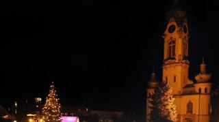 Der Marktplatz ist auch am voller Gäste, die die angebotenen Köstlichkeiten des Marktes genießen.