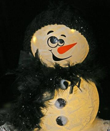 Wenn auch nicht echt, grinst wenigstens ein künstlicher Mann aus Schnee.