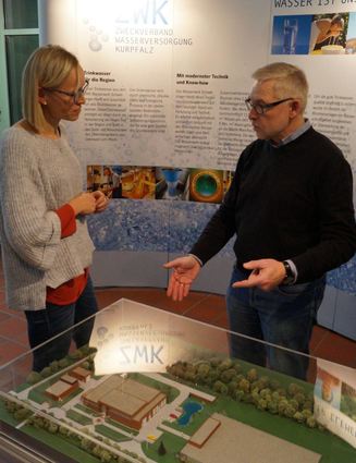 Diplom-Ingenieurin Kathrin Böttcher und Technischer Geschäftsführer Bodo Kleinevoß vor dem Modell des Wasserwerks Schwetzinger Hardt: Für die Wasserexperten birgt ein Kies- und Sandabbau im Entenpfuhl ein zu großes Risiko.