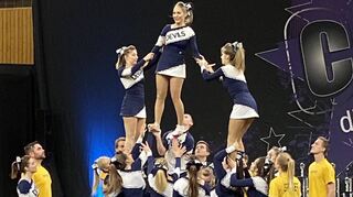 Die Cheerleader des HSV präsentieren bei den Cheermasters eine atemberaubende Pyramide.