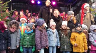 Viele junge Sänger auf der Bühne: Die Kinder der Lußhardt-Grundschule eröffnen den Markt mit Bürgermeister Gunther Hoffmann den Weihnachtsmarkt. Die Jüngsten aus dem „Haus Kunterbunt“ zeigen ebenfalls ihr Gesangstalent.