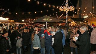 Treffpunkt Adventsmarkt: Die Reilinger und ihre Gäste fühlen sich rund ums Rathaus wohl, die recht milden Temperaturen erlauben, die samstäglichen Öffnungszeiten bis Mitternacht ohne Frostbeulen zu genießen.