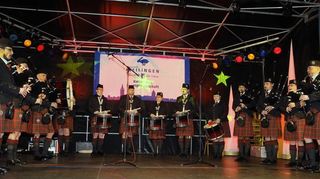 Attraktiv bis zum Sonntagabend: Die Heidelberg District Drums and Pipes bereichern das Bühnen-programm mit ihrer Dudelsackmusik. Gut für die Kiltträger, dass es nicht zu kalt ist.