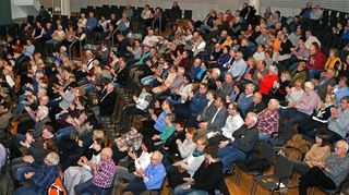 Viele Hockenheimer sind in die Stadthalle gekommen, um die Bilanz des OB aus seiner Anfangsphase in der Stadt zu hören. Fragen hat keiner mitgebracht.