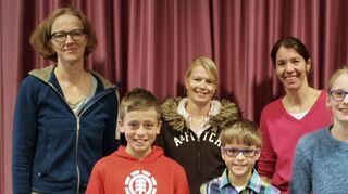 Die besten Vorleser Milo Bauer (6 b; vorne v. l.), Sieger Janis Stieger (6 a) und Nina Tewes (6 c) mit den Deutschlehrerinnen Ute Grübl (hinten v. l.), Simone Staritz, Marion Leibert und Birgit Hatzfeld.