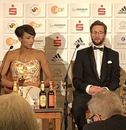 Skispringer Markus Eisenbichler sitzt bei der Pressekonferenz neben Malaika.