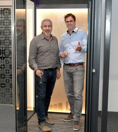 Auf zur Probefahrt: Christian Lang und Jens Flegler in einem Aritco-Aufzug bei der Eröffnung der neuen Räumlichkeiten in der Robert-Bosch-Straße.