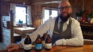 Barkeeper Gaetano vom Hotel Hohenwart präsentiert eine Auswahl der hauseigenen Biere, die im Keller der Burschenschank „Pfefferlechner“ gebraut werden.