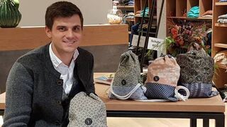 Joachim Premstaller zeigt Unikate von „Frida Bag“ in „Marlene’s Fashion &amp; Café“ in Schenna.