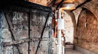 Hinter der alten Eisentür zum ehemaligen Gefängnis in Alt-Schenna verbirgt sich die Destillerie der Familie Gögele.
