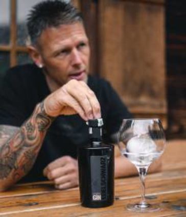 Helli Gufler aus Schenna ist für seine Kreativität bekannt. Sein neuester Coup: Gompm Dry Gin mit Botanicals aus dem Alpenraum.