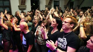 Voller Saal und tolle Stimmung: Das Publikum geht begeistert mit beim Programm.