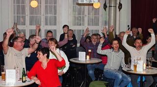 Hier jubeln die Handballfans in der Wollfabrik, weil Deutschlands Torhüter Andreas Wolff erneut eine gute Einschussmöglichkeit der Niederländer vereitelt hat. Seine Paraden sorgten dafür, dass die Stimmung beim Public Viewing nach zwischenzeitlicher Skepsis wieder besser wurde.