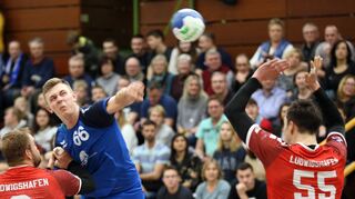 HSV-Spieler Alexander Leibnitz (66) ist beim Benefizspiel gegen die Eulen Ludwigshafen der beste Werfer der Hockenheimer Handballmannschaft – sieben Treffer trägt er zu den 24 Toren bei.