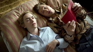 Mit Kate Winslet und David Kross (hier in einer berühmten Szene aus dem Film „Der Vorleser“) darf unsere Gewinnerin Helga Herz aus Weinheim zwar nicht essen gehen, wohl aber mit dem Schöpfer und Bestsellerautor der Figuren Michael Berg und Hanna Schmitz, Bernhard Schlink, dessen Roman Stephen Daldry 2008 verfilmte.