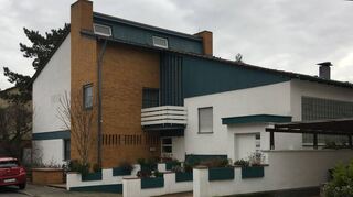 Das Haus in der Bismarckstraße, das bislang eine Arztpraxis beherbergte, soll ein ganz neues Gesicht mit Flachdach und Balkon erhalten.