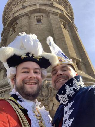 Mit seinem Adjutanten Marcus Merz (l.) vor dem Mannheimer Wasserturm.